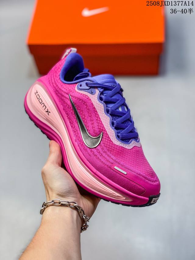耐克W Nike Vomero Plus 舒适减震防滑低帮跑步鞋 全掌Reactx泡绵中底 前掌和后跟还配备了Air Zoom气垫单元 据说跑起来更快更舒适哦