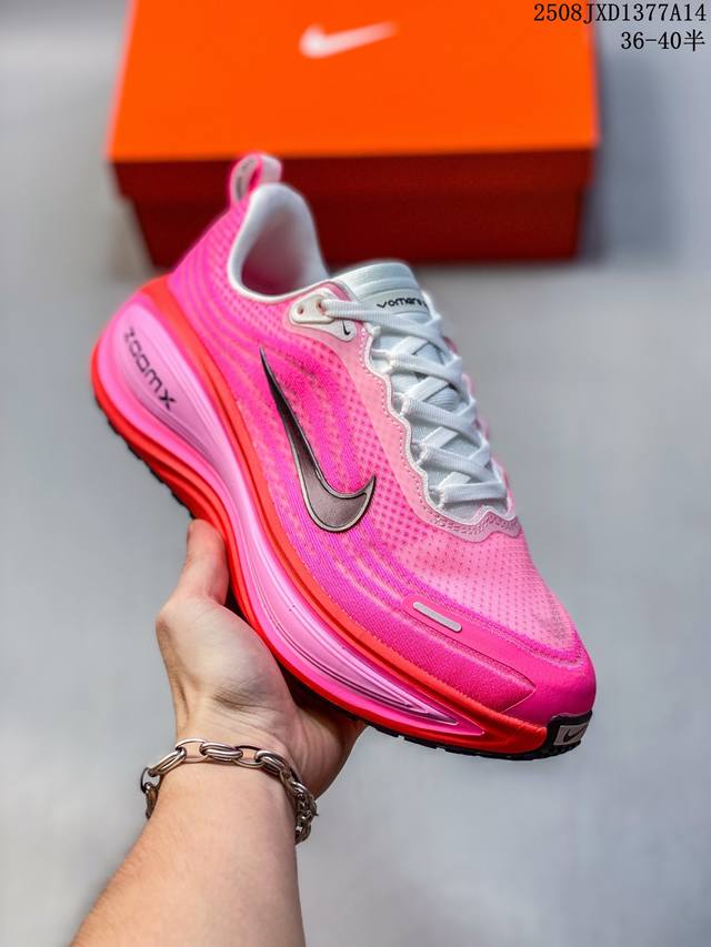 耐克W Nike Vomero Plus 舒适减震防滑低帮跑步鞋 全掌Reactx泡绵中底 前掌和后跟还配备了Air Zoom气垫单元 据说跑起来更快更舒适哦