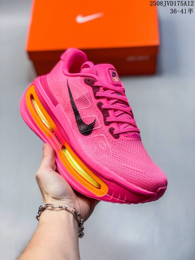 公司级Nike Vomero Premium 耐克 舒适减震防滑 低帮跑步鞋 全掌Reactx泡绵中底 前掌和后跟还配备了Air Zoom气垫单元 据说跑起来更