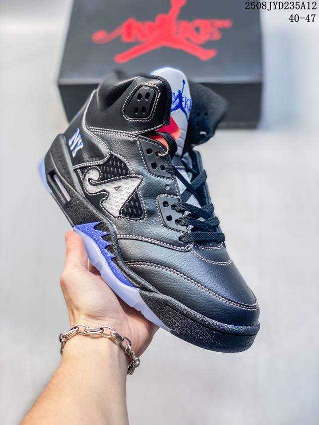 乔丹 Air Jordan 5 We The Best Aj5 乔5采用头层皮革鞋面材质 质感十足 正确3M反光鞋舌 注胶效果及缜密拉帮背胶 Air开窗中底气垫