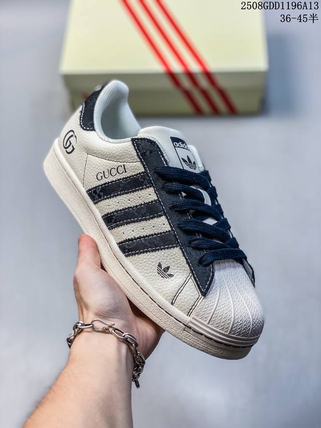 纯原 Clot X Ad Originals三叶草#贝壳头古驰联名限定 贴合柔软皮料黑白配色 ，这双鞋的整体设计思路和风格可以说很Clot。鞋款整体选用了易穿搭