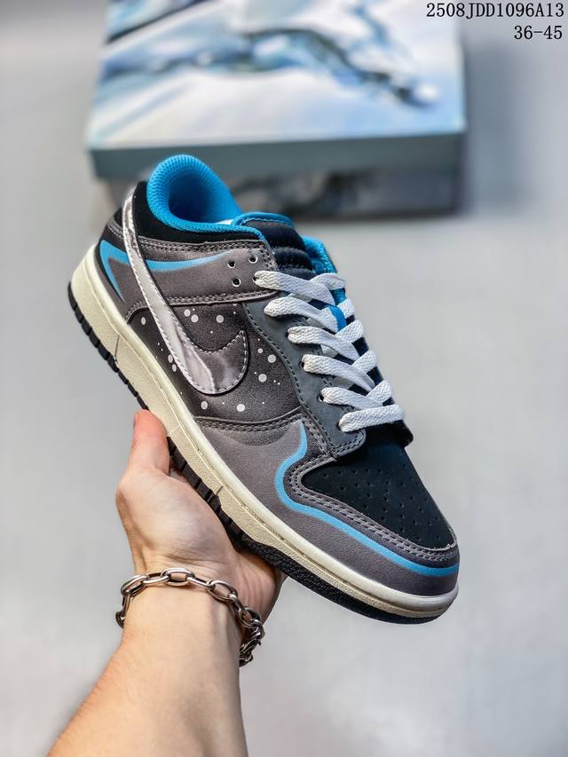 真标带半码！ 耐克Nike Sb Dunk Low 大友克洋 复古低帮休闲运动滑板板鞋。采用脚感柔软舒适Zoomair气垫，有效吸收滑板等极限运动在落地时带来的
