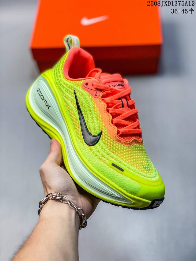 Nike Vomero Plus 时尚舒适网布防滑耐磨低帮跑步鞋男款防滑性能通过鞋底的纹路和材质增强，提高在湿滑地面的抓地力。适合在雨天或湿滑路面跑步，提供更好