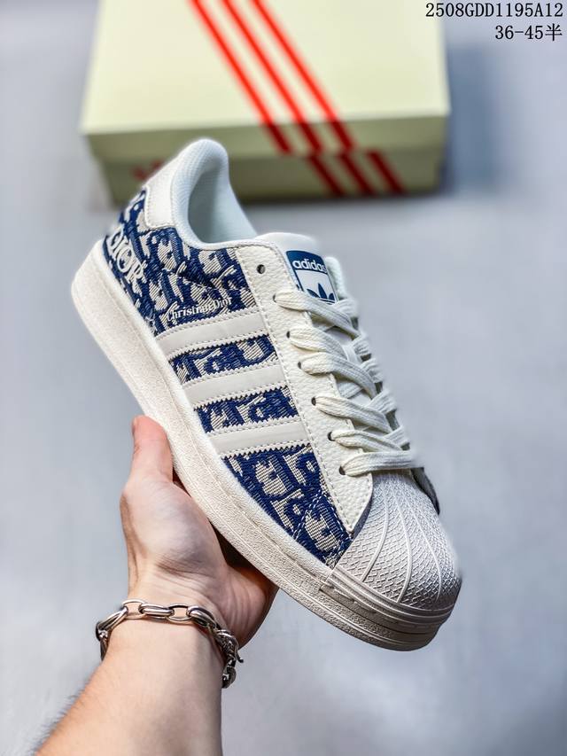 纯原 Clot X Ad Originals Supertar#贝壳头迪奥联名限定 贴合柔软皮料白蓝条纹配色 ，这双鞋的整体设计思路和风格可以说很Clot。鞋款