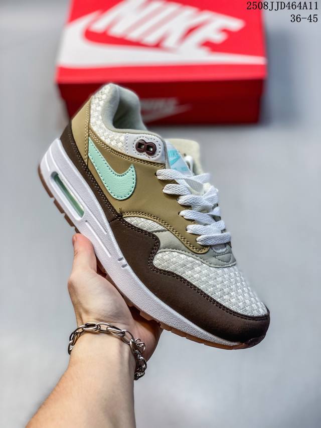 Nike Air Max 1 Air Max 气垫 全新配色 鞋身材质均选择皮革、织物、麂皮多种材质覆盖，保证质感的前提下，层次感也相当不错。细节方面，除了鞋舌
