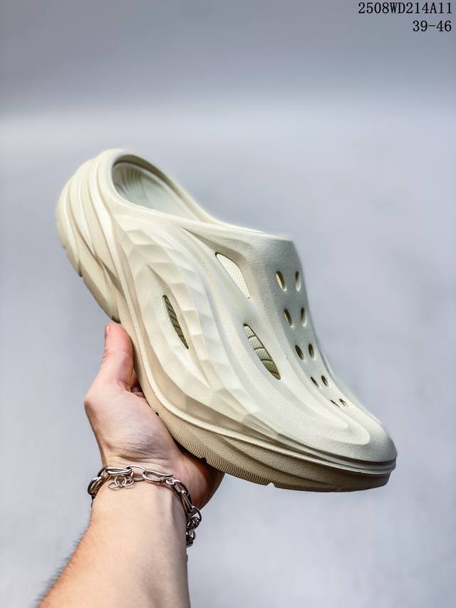 新款 Hoka One One 夏季沙滩拖鞋 洞洞鞋 包头凉拖鞋 家居休闲拖鞋一体成型 一字拖厚底增高踩屎感凉拖鞋。Hoka在超厚中底方面的积累 让它跑在了其他