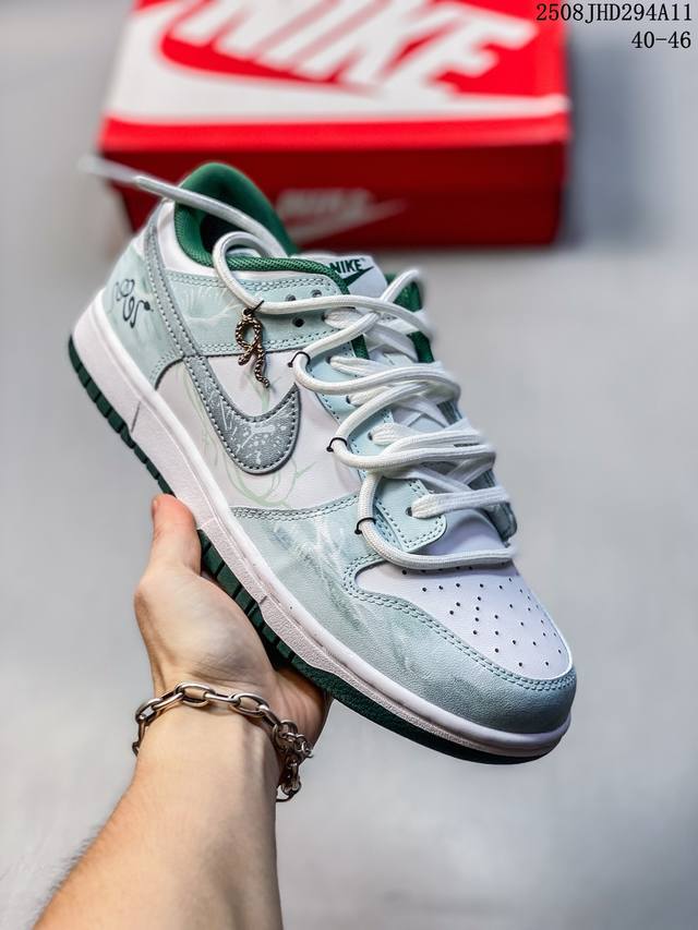耐克Nike Sb Zoom Dunk Low 板鞋 系列经典百搭休闲运动板鞋加厚鞋舌的填充，使舒适性大大提升，同时也更方便穿脱中底部分则加入了脚感柔软舒适Zo