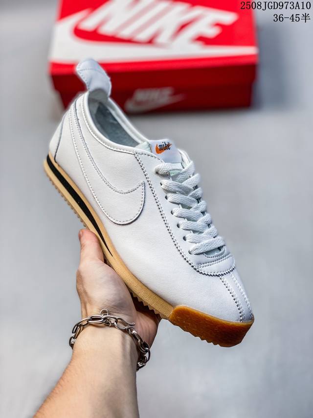 耐克Nike Wmns Cortez ’72阿甘科特斯系列复古百搭慢跑鞋。 Nike Cortez '72在经典复古鞋型的基础上，采用白色优质皮革来打造鞋身，在