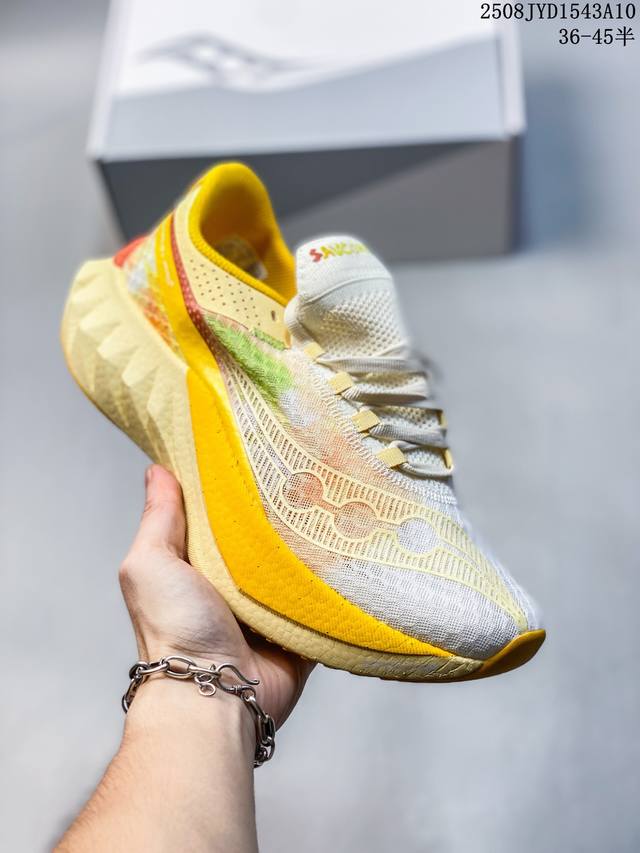 公司级Saucony索康尼 Endorphin Pro4系列 男女低帮缓震跑步鞋 索康尼推出的跑鞋是一款外观激进但脚感舒适的跑鞋 采用了全新的中底设计和鞋面工程