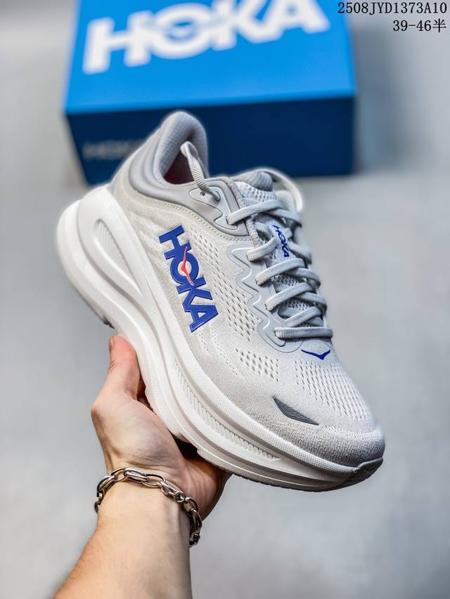 公司级小红书推荐Hoka M Bondi 9 全新配色 低帮轻量户外越野休闲运动慢跑鞋 这个品牌来自于新西兰的毛利语，Hoka表示大地，One One表示飞越，