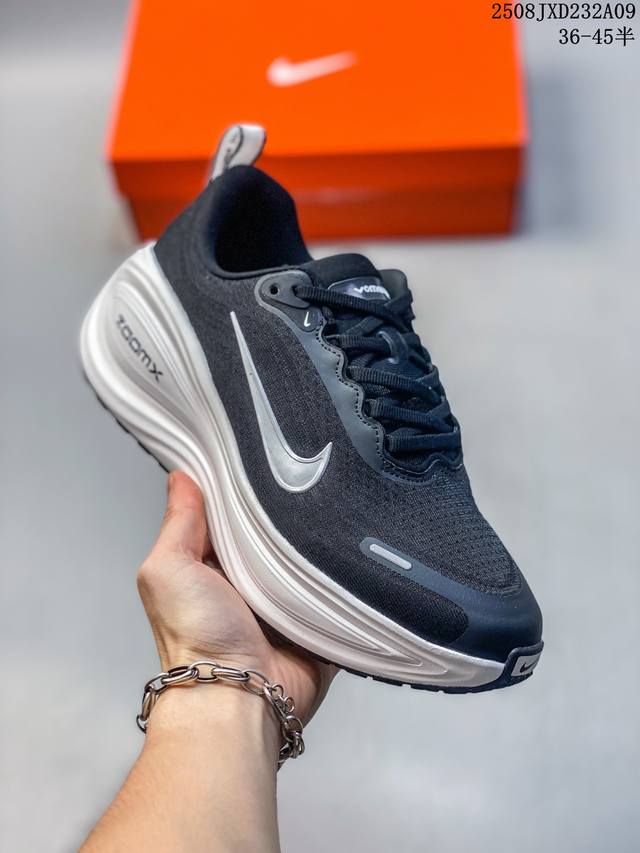 公司级Nike Vomero Plus 耐克 舒适减震防滑 低帮跑步鞋 全掌Reactx泡绵中底 前掌和后跟还配备了Air Zoom气垫单元 据说跑起来更快更舒