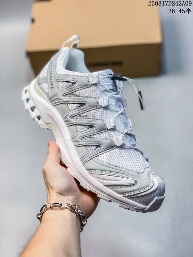 Xa Pro 3D Suede 户外越野跑鞋 鞋面采用Snsiit贴合技术 全方位贴合包裹脚型 鞋跟部鞋底牵引设计 提供强大的抓地性能 更适应野外崎岖不平的道路