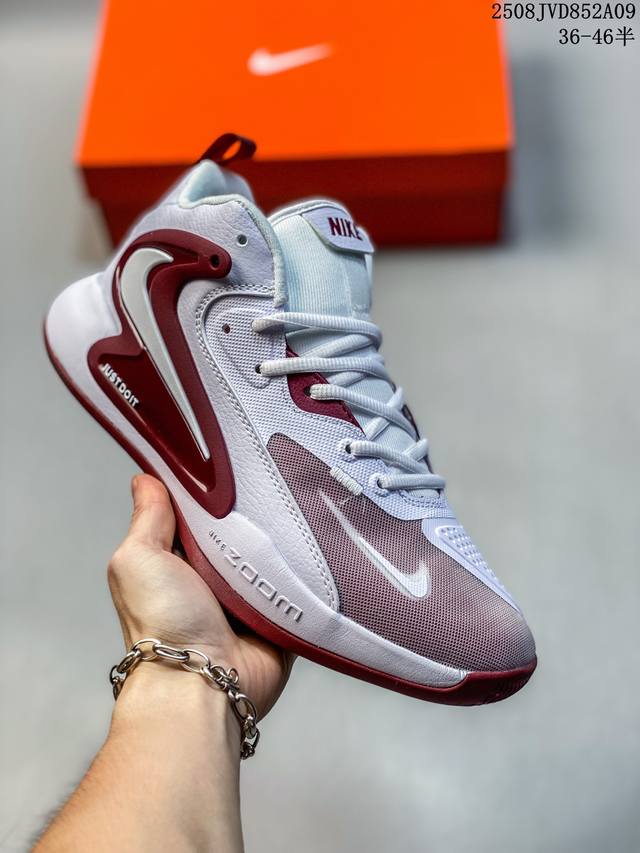 Nike React Hyperset 2 Se 轻便平衡低帮训练运动鞋 Hyperset系列可为您在室内球场上打篮球，排球，羽毛球和其他运动提供出色的牵引力。