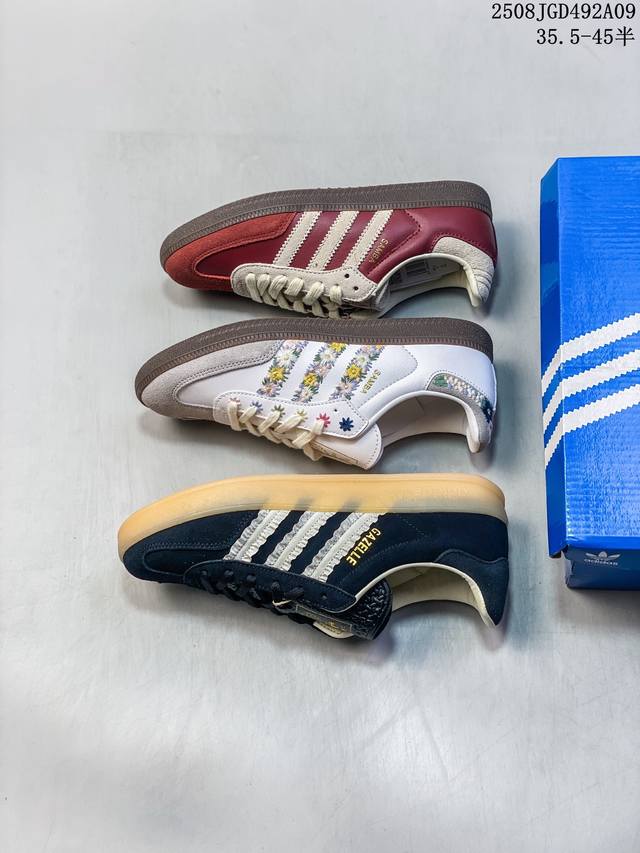 新品 阿迪达斯 Adidas Stadt 舒适透气 百搭潮流 复古时尚 德训鞋 柔软舒适 防滑耐磨 低帮 运动板鞋 男女同款。休闲鞋特色：设计师大胆选择粉色打底