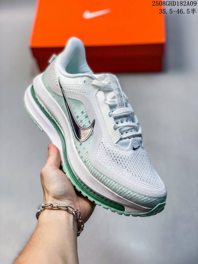 公司级Nike Pegasus Premium 黑色 全掌可见的Air Zoom首次在Pegasus系列中出现，模仿了Vaporfly的碳板曲线，增强了跑步时的