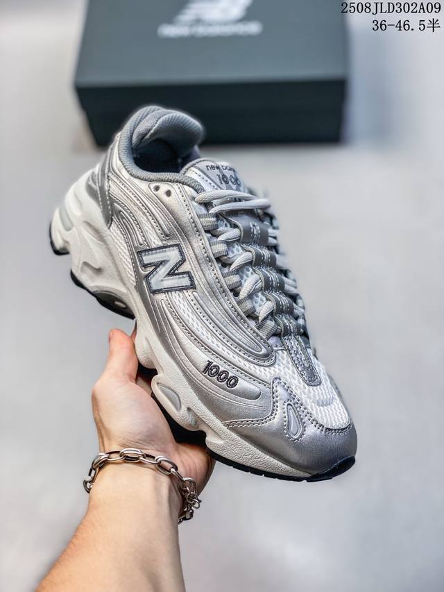 新百伦New Balance 1000 系列低帮复古老爹风休闲运动跑步鞋 New Balance 在不同配色上其鞋面材质呈现不同感觉，无论是运动风抑或是高级质感