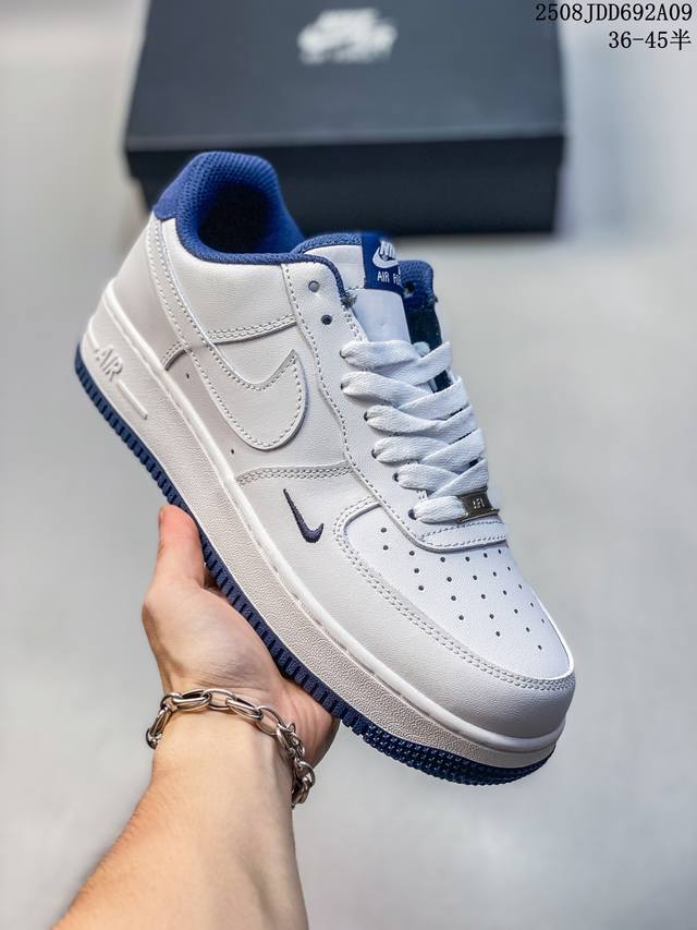 公司级带半码 耐克 Nike Air Force 1 ’07 空军一号 Af 1 低帮 厚底增高百搭 休闲运动板鞋。柔软、弹性十足的缓震性能和出色的中底设计，横