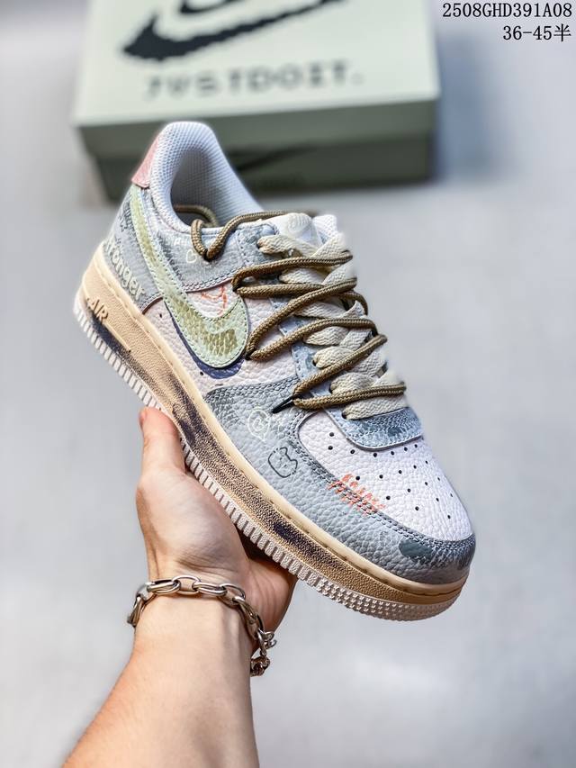 公司级带半码 耐克 Nike Air Force 1 ’07 空军一号 Af 1 低帮 厚底增高百搭 休闲运动板鞋。柔软、弹性十足的缓震性能和出色的中底设计，横