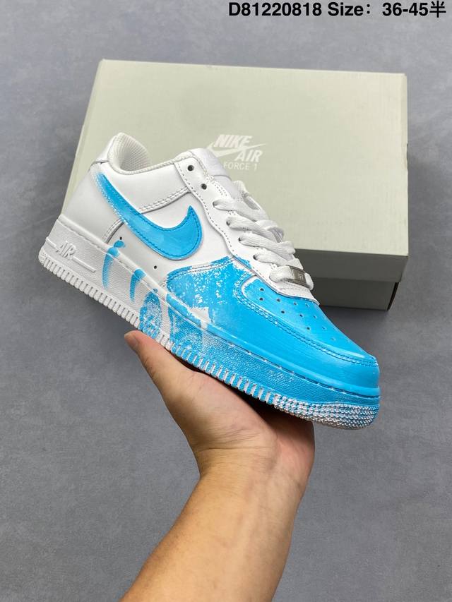耐克 Nike Air Force 1 ’07 空军一号低帮百搭休闲运动板鞋。柔软、弹性十足的缓震性能和出色的中底设计，横跨复古与现代的外型结合，造就出风靡全球