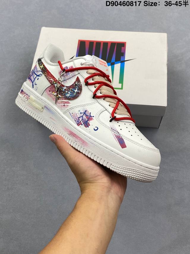 耐克Nike Air Force 1‘07 空军一号低帮百搭休闲运动板鞋。柔软、弹性十足的缓震性能和出色的中底设计，横跨复古与现代的外型结合，造就出风靡全球三十