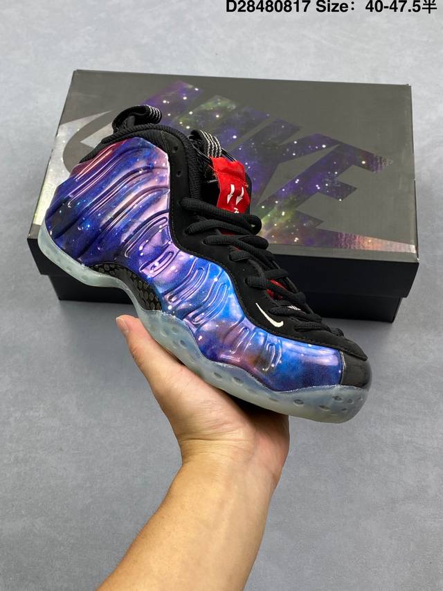 Nike Air Foamposite One 喷泡 喷泡，是一双内场的后卫战靴，97年1月份首期发行，使用Foamposite一次成型的喷塑鞋面，前掌单Zoo
