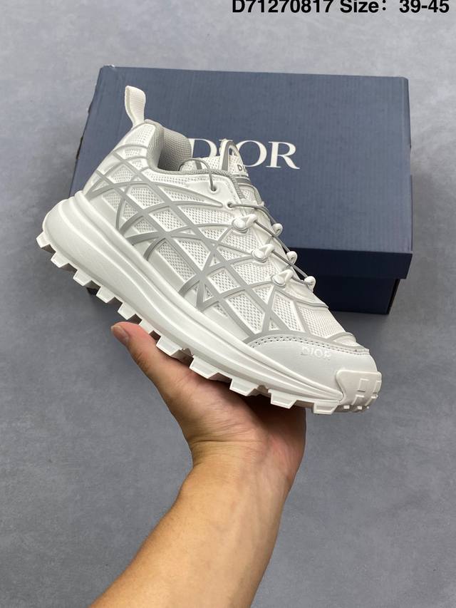 Dior B30 迪奥网眼织物低帮运动休闲鞋 该款系列采用黑网色眼织物白和色科技料面精心制 作饰以反光“Cd30”图形标志 外格轻盈的刻雕效果橡胶鞋搭底配标志性