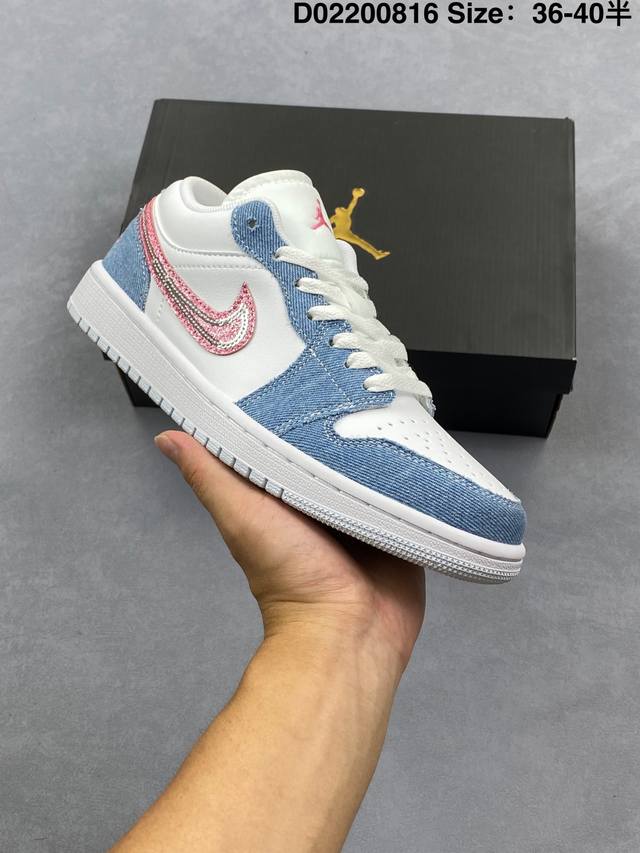 Air Jordan 1 Low 低帮 蓝粉牛仔 Aj1 乔丹1代 Aj1 乔1 低邦 蓝白粉牛仔 乔丹篮球鞋系列 鞋身整体以白色皮革皮革，搭配蓝色牛仔覆层，散