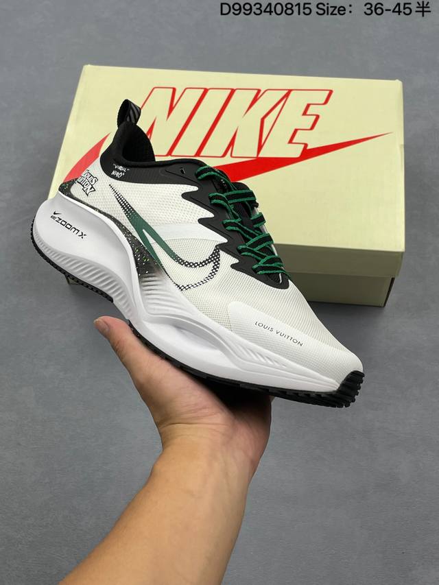 公司级Nike Zoom Plus 全新跑鞋 兼顾迅疾外观和稳固脚感 后跟覆面和中足动态支撑巧妙融合 缔造稳定顺畅的迈步体验 采用密度更高的材料而且去除了前一代
