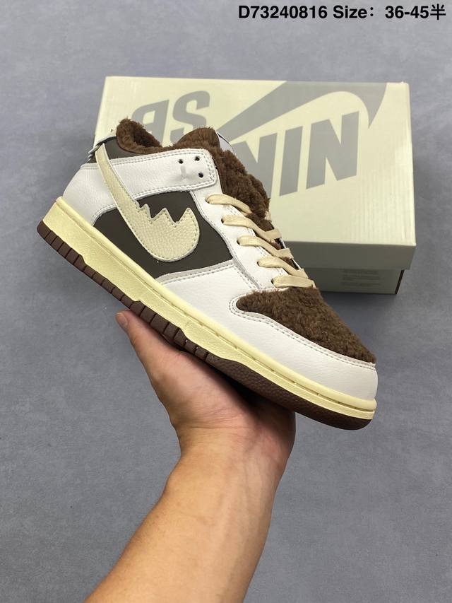 耐克 Nk Dunk Tightbooth × Nike低帮休闲板鞋 #鞋款采用简洁外观，结合优质材料与柔软衬垫，舒适耐穿。配色由煤黑、橡皮浅褐和淡象牙白搭配，