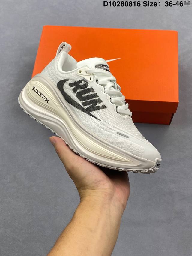 Nike Vomero Plus 耐克 舒适减震防滑 低帮跑步鞋 全掌Reactx泡绵中底 前掌和后跟还配备了Air Zoom气垫单元 据说跑起来更快更舒适哦