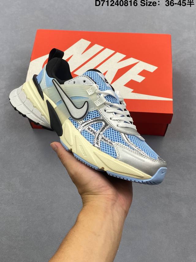 耐克Nike V2K Run跑步鞋复古风潮 网面透气运动鞋 灰银紧致的鞋面材质提供良好的包裹性鞋侧 Swoosh以及鞋头部分搭配增添不少亮点的镀铬细节鞋垫上印有