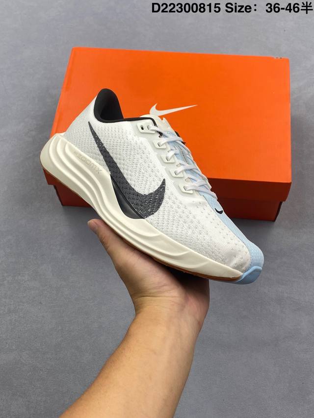 Nk Zoom Pegasus Plus 超级飞马涡轮增压马拉松慢跑鞋 Fq7262 在设计上延续了原版鞋款的经典风格，向 Pegasus Turbo 致敬。鞋