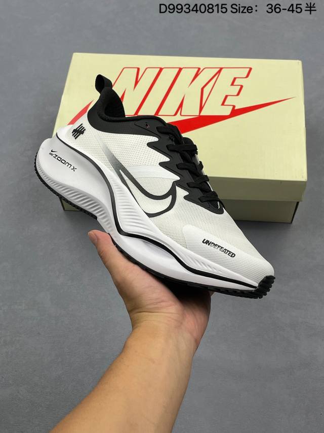 公司级Nike Zoom Plus 全新跑鞋 兼顾迅疾外观和稳固脚感 后跟覆面和中足动态支撑巧妙融合 缔造稳定顺畅的迈步体验 采用密度更高的材料而且去除了前一代