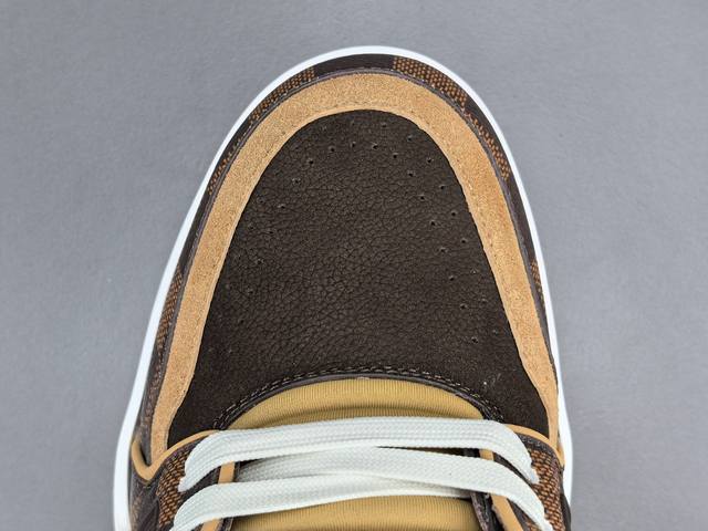 渠道优势， ！ 专柜版：驴牌 Louis Vuitton X Nigo 联名款 Fw25 Trainer 绒面革 花卉 手写体标识 圆头系带 低帮 板鞋 男款