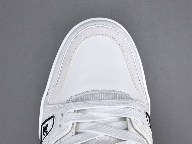 渠道优势 ！ 专柜版 驴牌 Louis Vuitton X Nigo 联名款 Trainer Fw25 牛皮革 圆头系带 低帮 板鞋 男款 米灰色 尺码38 3
