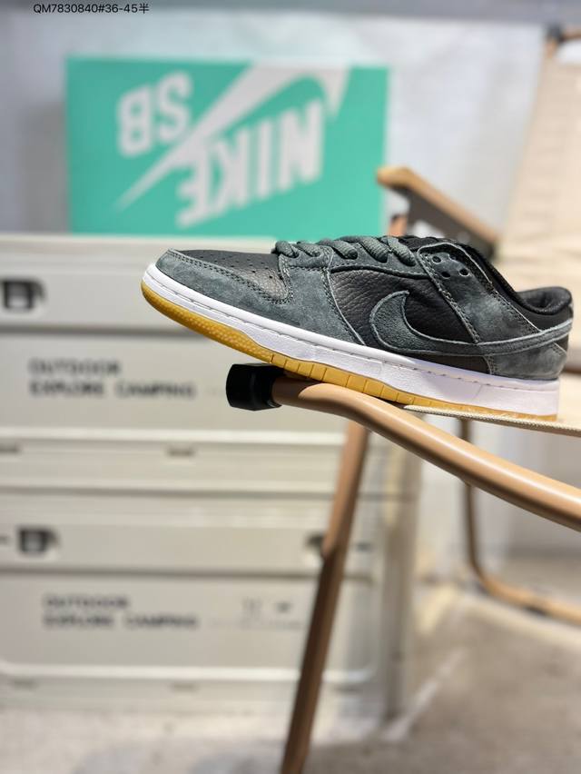 耐克Nike Dunk Low 板鞋Sb系列经典百搭休闲运动板鞋加厚鞋舌的填充，使舒适性大大提升，同时也更方便穿脱中底部分则加入了脚感柔软舒适Zoomair气垫