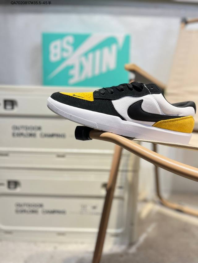 耐克Nike Sb Force 58 运动滑板鞋。这是一款将前沿创新带入街头的单品，它具有硫化杯底，具有出色的耐用性和灵活性。使用柔软皮革和帆布拼接，在饰面上放