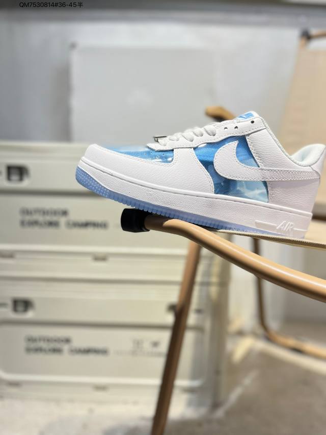 耐克 Nike Air Force 1 '07空军一号 中帮百搭休闲运动板鞋。柔软、弹性十足的缓震性能和出色的中底设计，横跨复古与现代的外型结合，造就出风靡全球