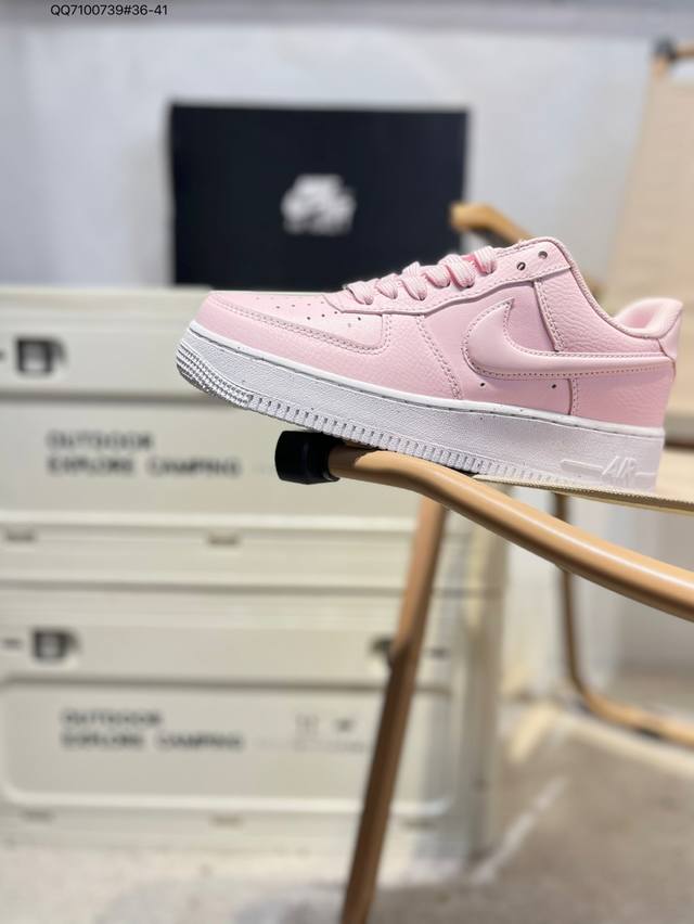 耐克 Nike Air Force 1 '07空军一号 中帮百搭休闲运动板鞋。柔软、弹性十足的缓震性能和出色的中底设计，横跨复古与现代的外型结合，造就出风靡全球