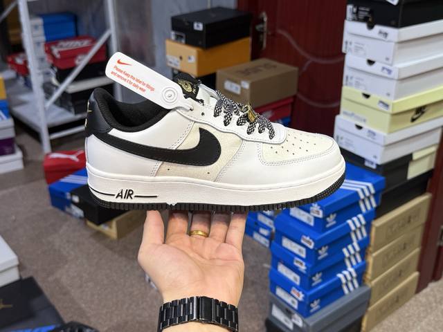 性价比产物 耐克 Nike Air Force 1 '07空军一号 中帮百搭休闲运动板鞋。柔软、弹性十足的缓震性能和出色的中底设计，横跨复古与现代的外型结合，造