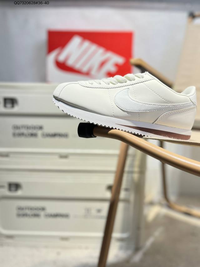 Nike Classic Cortez 全新配色 经典阿甘休闲跑步鞋 纯粹而执着的精神，使得Cortez种在了一代人的心里，无论是否喜欢它复古的鞋型，一双Nik