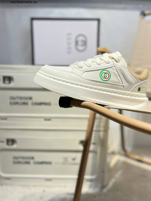 Gucci 古驰顶级进口材料 极为亲肤舒适 摸上去非常的细腻 版型上很正 进口牛皮+真皮内里+几何构图案 奢华生动 图案透气不闷热 更为牢固耐穿 色彩更为鲜艳绚