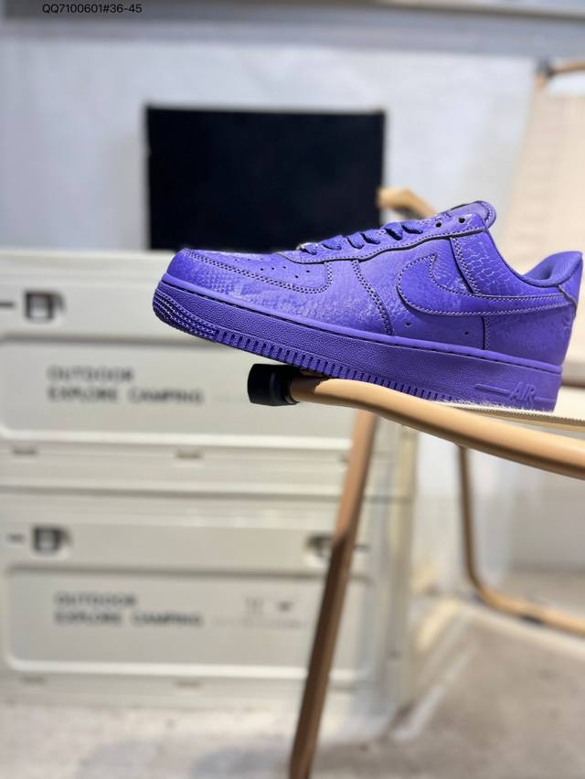 蛇年限定# 耐克 Nike Air Force 1 '07空军一号 百搭休闲运动板鞋。柔软、弹性十足的缓震性能和出色的中底设计，横跨复古与现代的外型结合，造就出