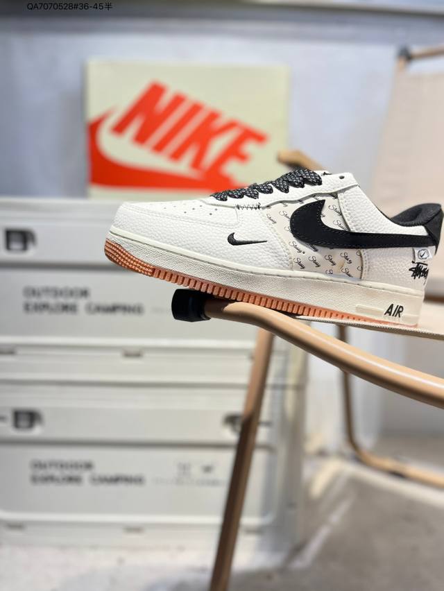 耐克 Nike Air Force 1 '07空军一号 百搭休闲运动板鞋。柔软、弹性十足的缓震性能和出色的中底设计，横跨复古与现代的外型结合，造就出风靡全球三十