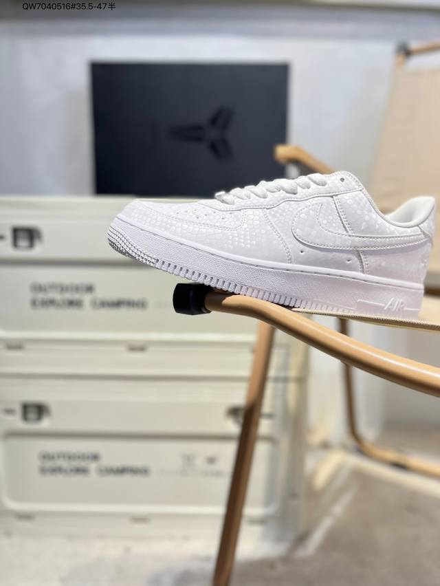 耐克 Nike Air Force 1 '07空军一号 百搭休闲运动板鞋。柔软、弹性十足的缓震性能和出色的中底设计，横跨复古与现代的外型结合，造就出风靡全球三十