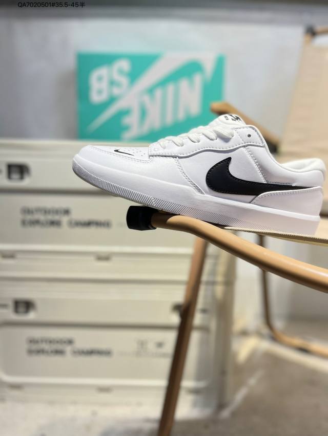 耐克Nike Sb Force 58 运动滑板鞋。这是一款将前沿创新带入街头的单品，它具有硫化杯底，具有出色的耐用性和灵活性。使用柔软皮革和帆布拼接，在饰面上放