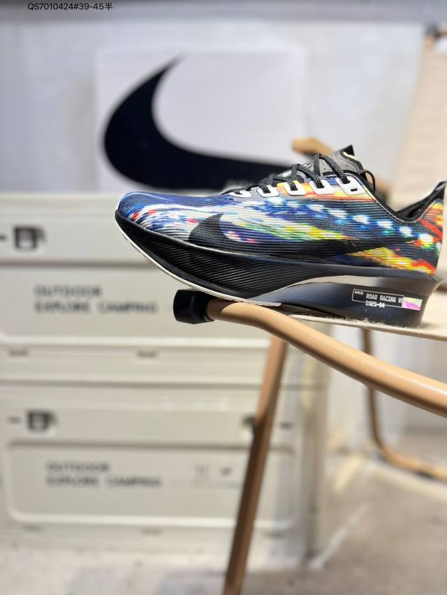 Nike Vaporfly Next%4 减震马拉松跑步鞋 整体采用前作的设计语言，并且对后者的细节进行升级，马拉松和长距离路跑的性能极限设计而生。 货号:Ib