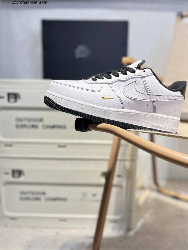 耐克 Nike Air Force 1 '07空军一号 百搭休闲运动板鞋。柔软、弹性十足的缓震性能和出色的中底设计，横跨复古与现代的外型结合，造就出风靡全球三十