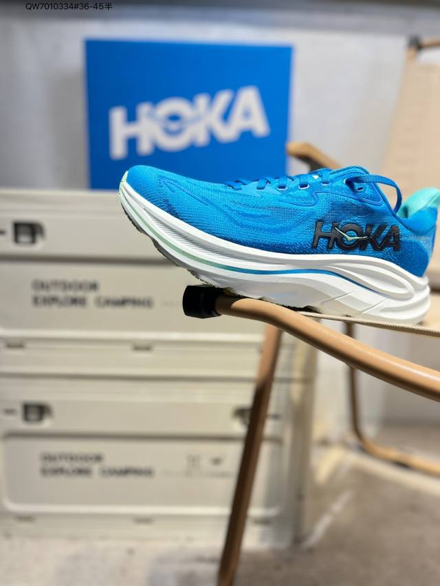 Hoka One One Clifton 10 克里夫顿系列 轻盈透气的针织网面跑鞋 #增强鞋面的强度和支撑性能 搭配柔软的鞋舌 让双脚在舒适包裹中跑的更加畅快