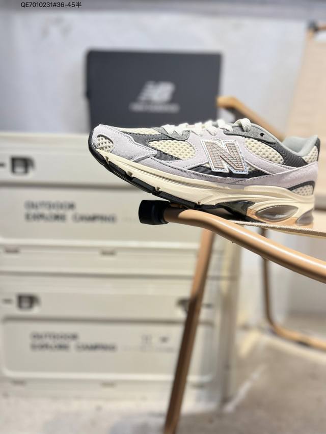 New Balance 2010系列复古老爹风休闲鞋 #采用轻质牛剖革拼接透气网眼衬垫织物鞋面材质 T-Beam大底提供足步弓支撑，保持步态稳定 后跟搭载外露缓